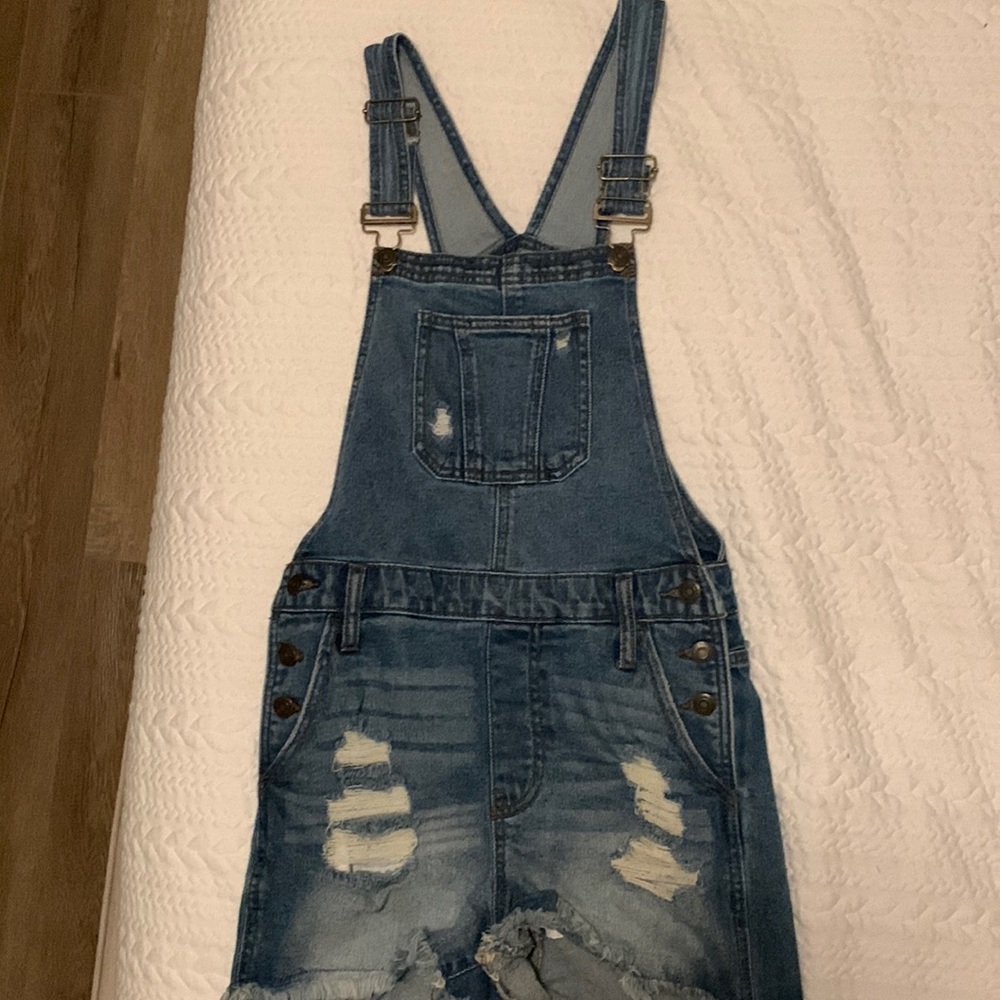 So Womens Mom Short Distressed Overalls; Size S
